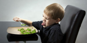 yeşil bezeyle yemekten hoşlanmayan erkek çocuğu