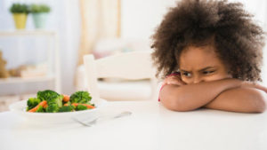 brokoli ve havuç yemeği sevmeyen siyahı kız çocuğu