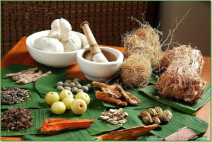 Ayurveda'ya Göre Sağlıklı Yaşamak İçin 10 İpucu Ayurveda masa üzerinde baharatlar