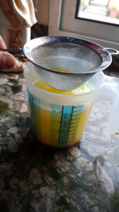 Limon Sarımsak Kürü Hazırlanışı - Limon suyu süzülür
