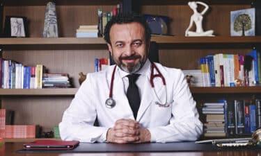 Fitoterapist Dr. Ümit Aktaş: "'Kemoterapi Duvardaki Sineğe Atılan Top Gibi''