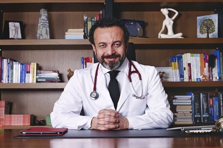 Fitoterapist Dr. Ümit Aktaş: "'Kemoterapi Duvardaki Sineğe Atılan Top Gibi''