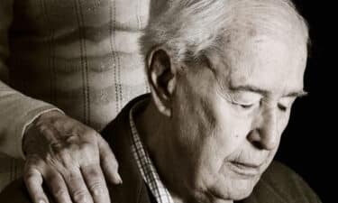 Alzheimer Hastalığı Nedir? Belirtileri, Nedenleri ve Tedavisi