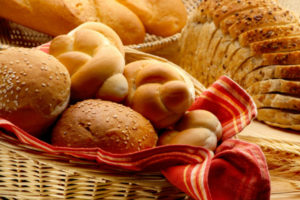 Tüketilmemesi gereken gıda sepet içinde beyaz ekmek