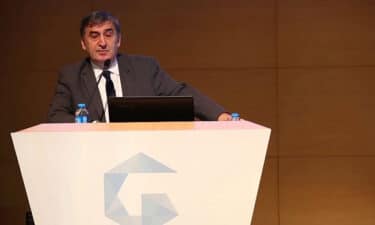 Prof.Dr.Nezih Hekim Kürsüde konuşuyor