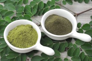 Moringa Tozu seramik tabaklarda