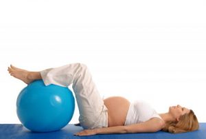 Hamile kadın ve mavi pilates topu