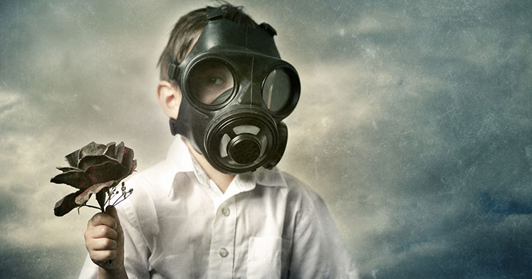 Kimyasal Zehirlenme maskeli çocuk elinde gül