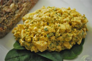 yaprak üzerinde körili yumurtalı salata