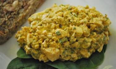 yaprak üzerinde körili yumurtalı salata