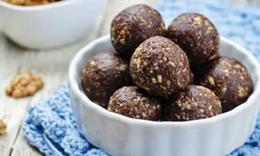 Beyaz çukur tabak içinde yulaf kepekli kakaolu toplar