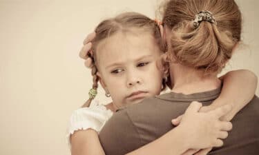 annesine sarılmış kız çocuğu