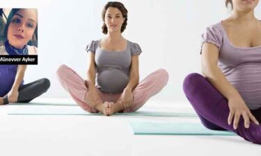yoga yapan üç gebe kadın