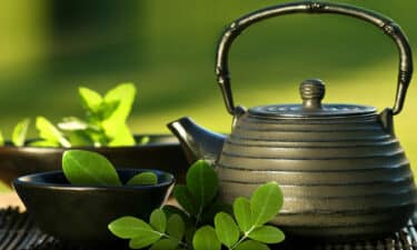 Moringa Çayı çaydanlıkta ve moringa yaprakları