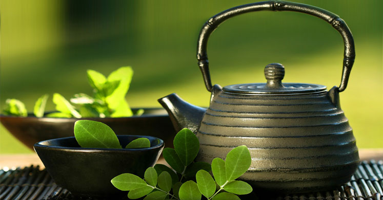 Moringa Çayı çaydanlıkta ve moringa yaprakları