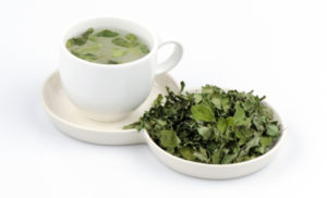 moringa çayı beyaz seramik fincanda