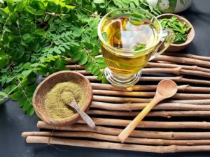 Moringa Çayı ve moringa tozu bardakta