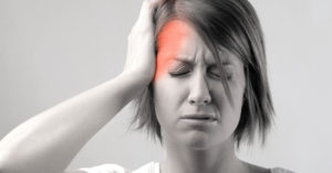 Migren ağrısı çeken kadın