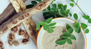 Moringa çayı baklaları ve tozu