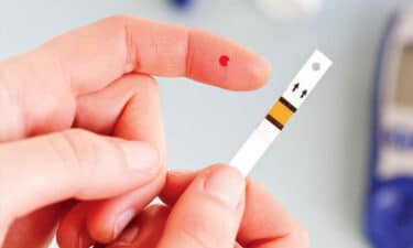 parmağından şeker ölçümü yapan bir el