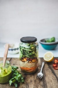 Kavanozda Vegan Tayland Tarzı Kinoa Salatası