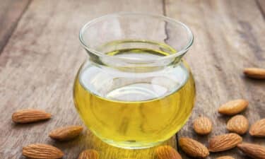 Acı Badem Yağı Faydaları Nelerdir? Nasıl Kullanılır?