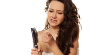 Saç Dökülmesi (Alopesi) Nedir? Saç Dökülmesi Nedenleri ve Tedavisi